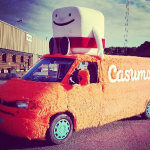 Ta ett foto på Casumo-bilen och Casumo-figuren!