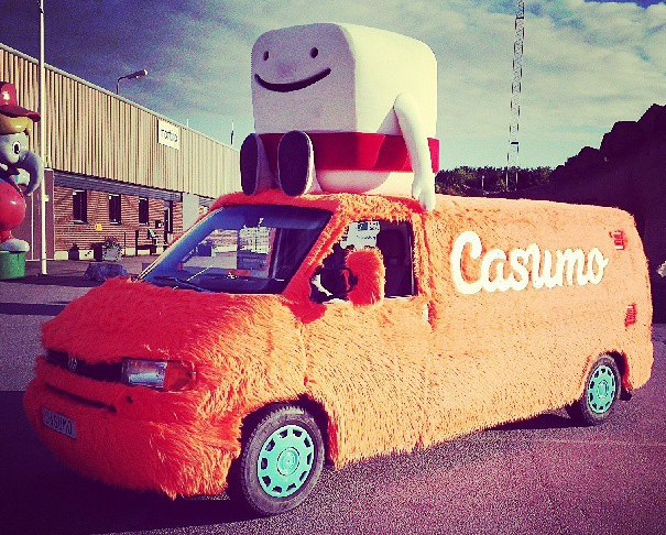 Ta ett foto på Casumo-bilen och Casumo-figuren!